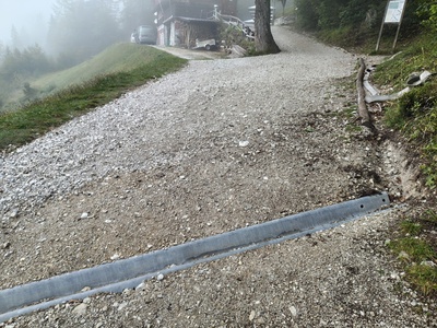 Percorso, sullo sfondo parcheggio carico scarico