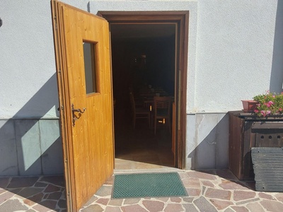Ingresso secondario, vista frontale