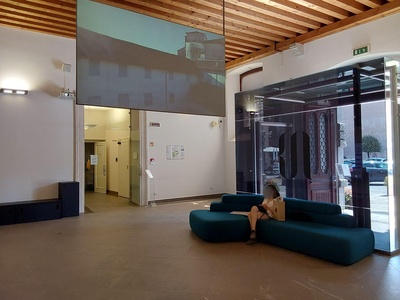 Atrio con divanetto attesa - vista su accesso bagno