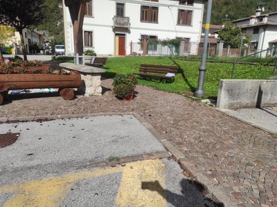 Stallo riservato, dettaglio rampa di raccordo al marciapiede