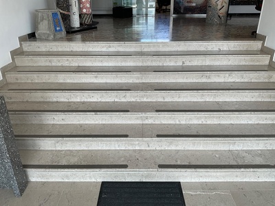Gradini tra ingresso e biglietteria