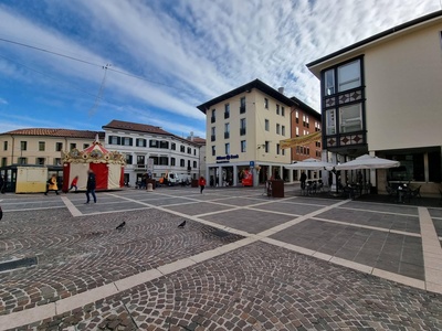 Foto 1 - Vista della piazza antistante via Mazzini