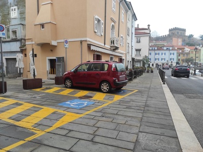 Parcheggi riservati lungo Riva de Amicis