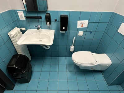 Bagno-lato lavabo e WC