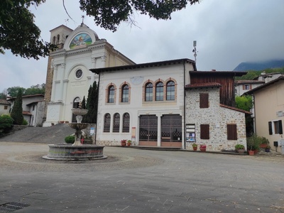 Ingresso, visto dalla piazza