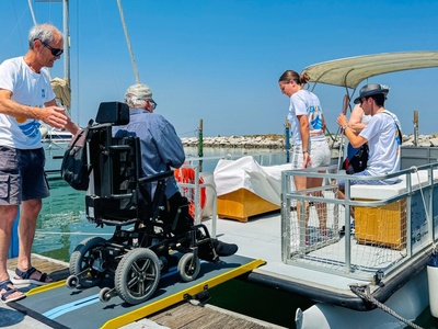 Accesso a bordo pontoon boat