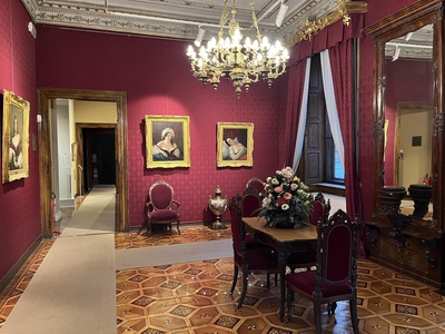 La sala d'angolo con l'enfilade verso la sala dedicata al canale di Suez