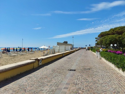 Da ingresso a blocco bagni