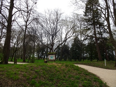 Photo 31 - Directional sign of the path pointing towards the Villa at the end of the loop