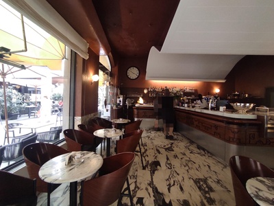Interno, vista verso il bancone