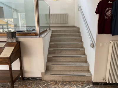 Scala a lato biglietteria di collegamento tra i piani