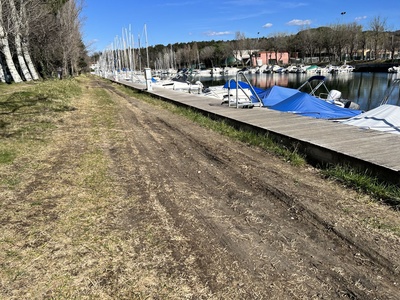 Foto 15 - La pista sterrata costeggia il canale, presenta profondi avvallamenti e pozzanghere