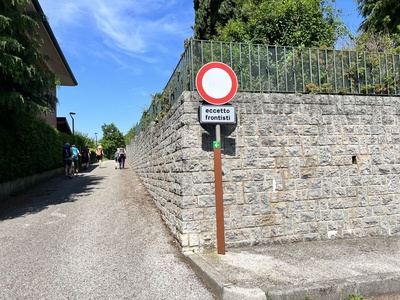 Foto 15 - Tratto finale di via S. Giovanni in Colle (presente il segnale indicatore del percorso)