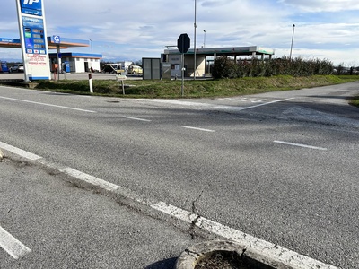 Photo 32 - Continuation of the path towards the side road on the right