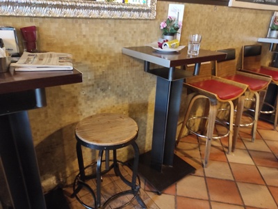 Interno, tavolo alto tipo