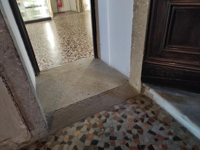 Ingresso alla Sala Forni medievali, dettaglio della soglia di ingresso