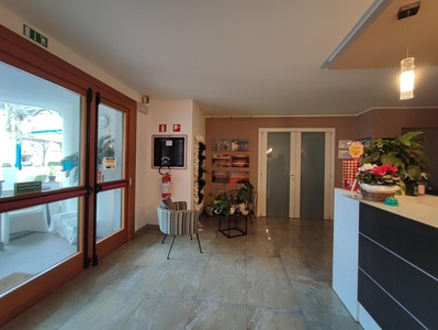 Reception con ingresso e sala colazione