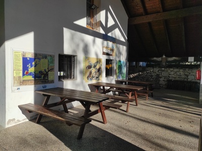Area esterna, tavoli e pannelli espositivi