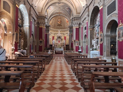 Interno, vista centrale della navata