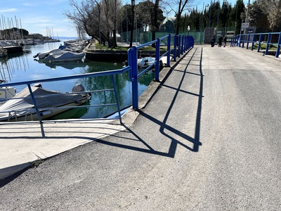 Foto 8 - Il percorso svolta a sinistra e prosegue sul ponte in cemento