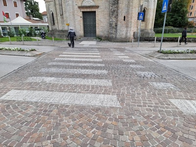 Foto 15 - Attraversamento pedonale che porta alla Chiesa della SS. Trinità