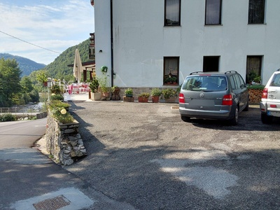 Rampa ingresso e parcheggio adiacente struttura 