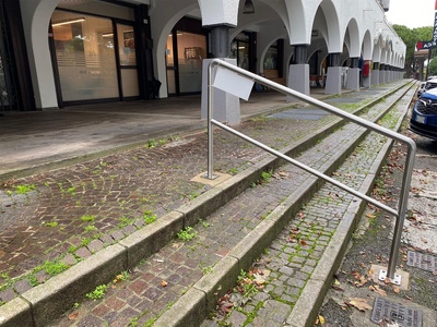 Particolare corrimano da parcheggio pubblico ad area esterna caffetteria