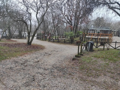 Vista della rampa in discesa dal parcheggio verso il parco giochi