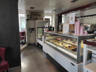 Interno, bancone gelateria