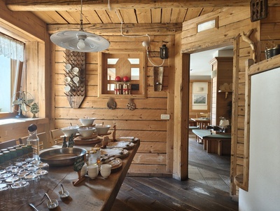 Buffet, vista della porta di collegamento con sala colazioni