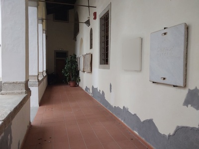 Porticato con esposizione lapidi