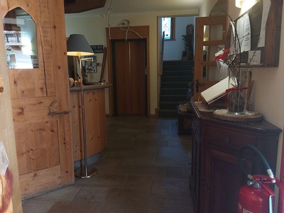 Reception, vista verso ascensore e scale