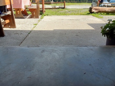 Gradino in prossimità del portico d'ingresso