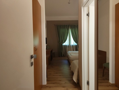 Camera 102, ingresso