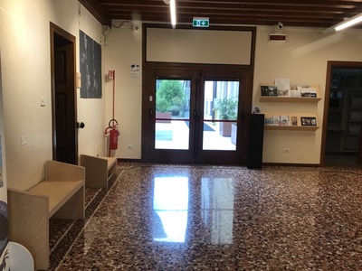 Sedute e espositore a parete