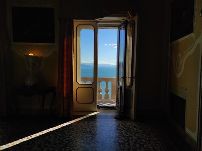 Sala da pranzo, dettaglio dell'uscita con gradino verso la terrazza