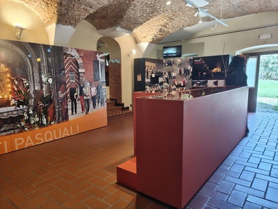 Sala 3, sullo sfondo il dislivello di 3 gradini. 