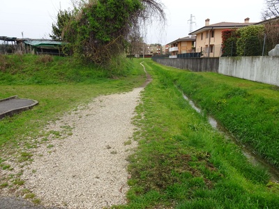 Photo 4 - Section with dirt and grassy ground