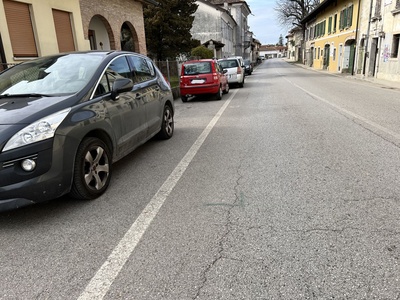 Foto 6 - Automobili parcheggiate rendono pericoloso il transito dei pedoni