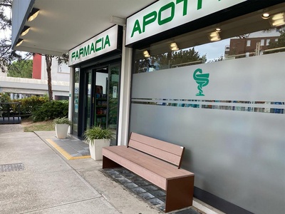 Zona antistante farmacia con seduta