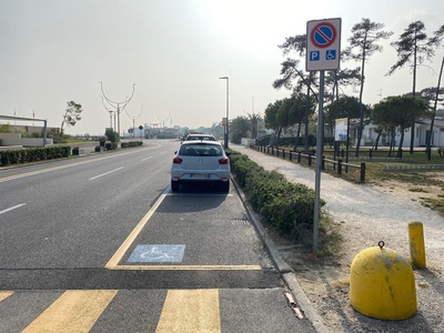 Vista frontale con segnaletica verticale e orizzontale