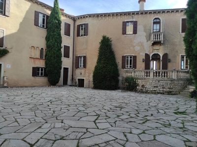 Corte interna, vista verso uscita del percorso di visita interno al Castello