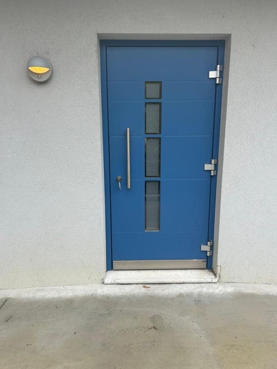 Spazio antistante porta accesso struttura con alloggi