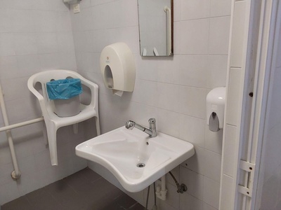 Bagno accessibile lavabo