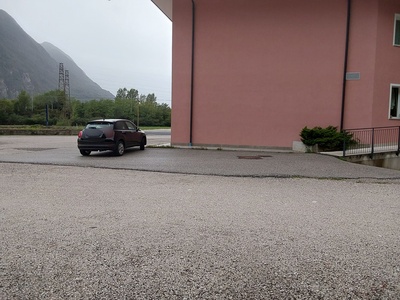 Parcheggio retro edificio