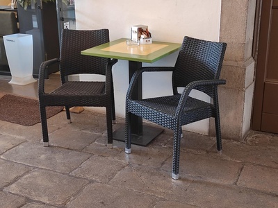 Area esterna sotto il portico, tavolo tipo