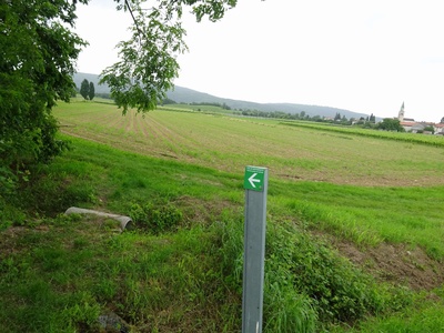 Photo 67 - Direction sign, passage on concrete pipe