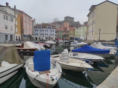 Vista del Mandracchio e del Castello di Muggia dal percorso