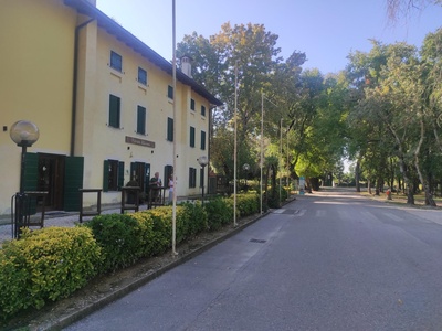 Attraversamento tra parcheggio e ingresso del locale