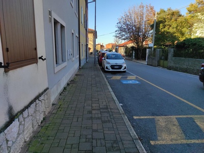 Parcheggi riservati con vista del percorso verso il locale